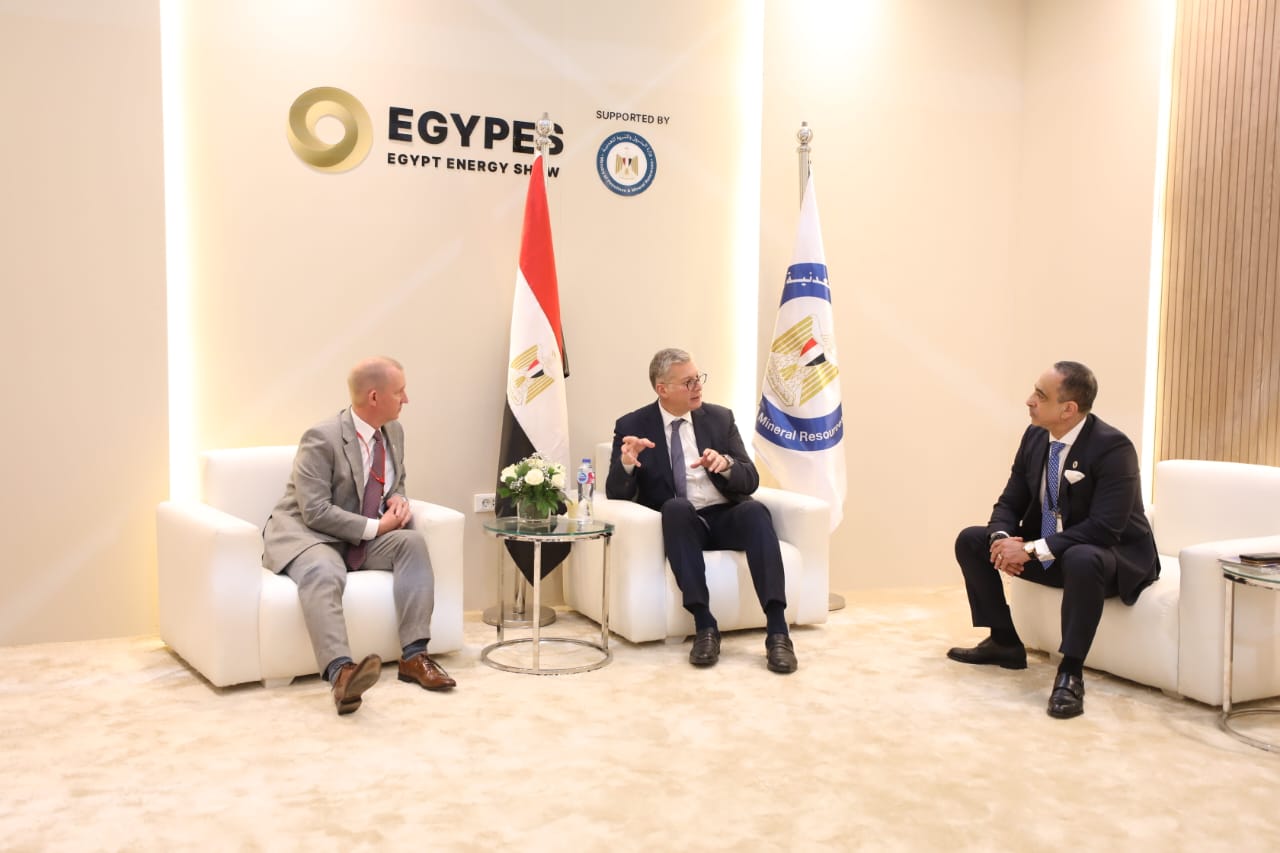 وزير البترول يلتقي وفد هاليبرتون العالمية على هامش إيجبس 2025